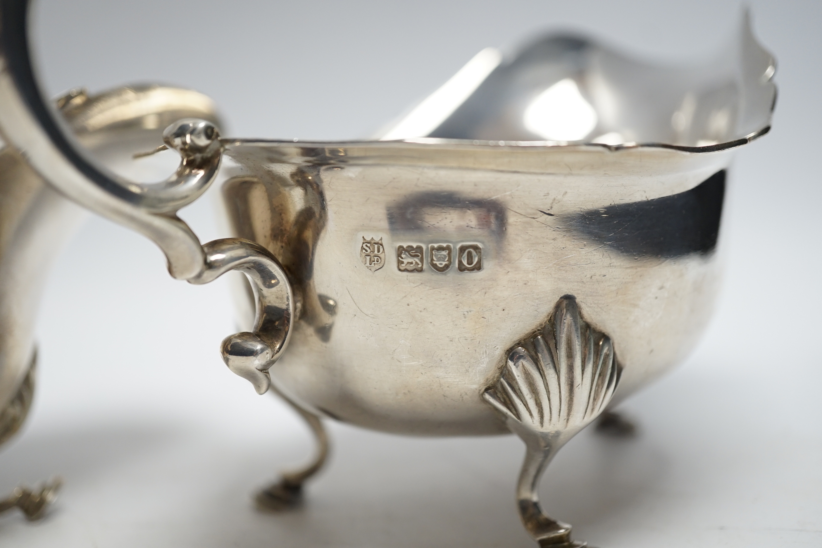 A pair of Edwardian silver sauceboats, Stewart Dawson & Co Ltd, London, 1909, length 18.1cm, 18.8oz.